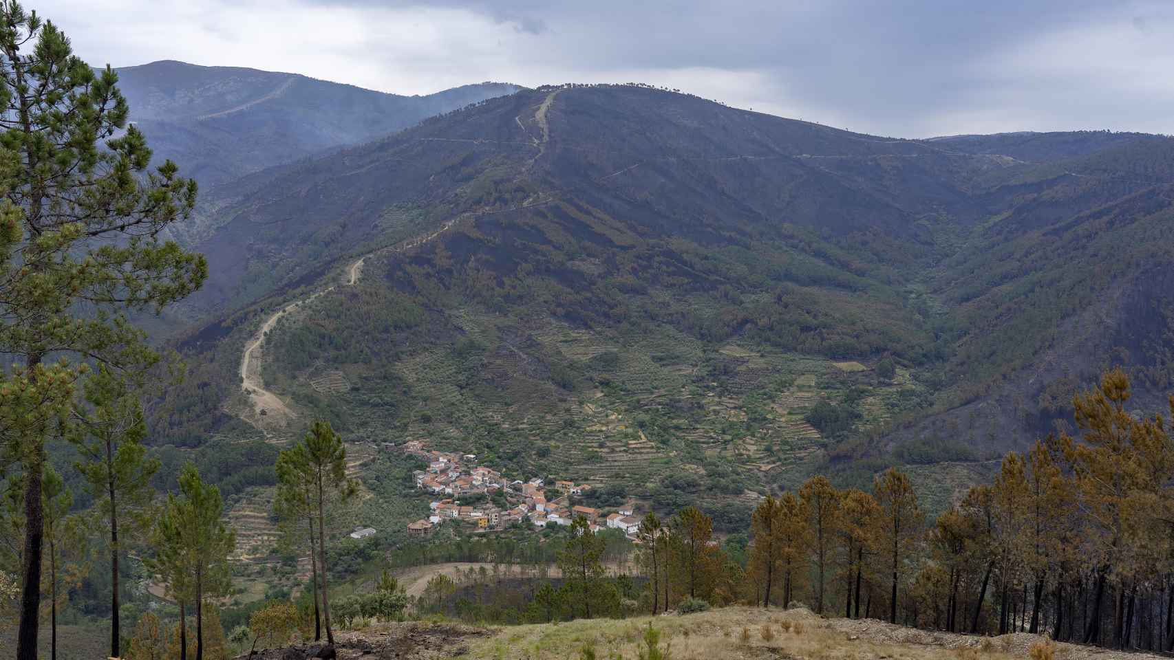 Los bomberos estabilizan el incendio en Las Hurdes y la Sierra de Gata, en Extremadura.
