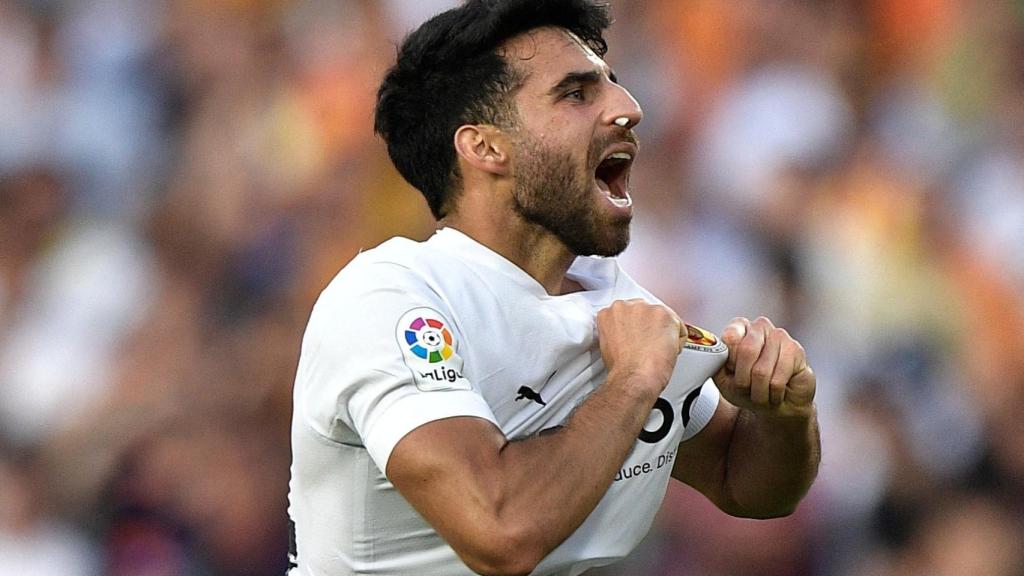 Comert celebra con la afición del Valencia.