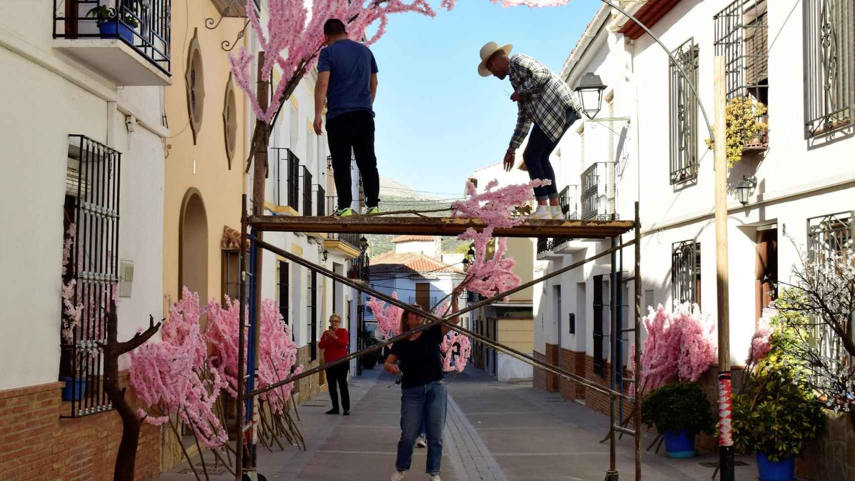 El alcalde de Alfarnate, a la derecha, echando un cable en el montaje de la fiesta de Sakura, que llevó Japón a Alfarnate.