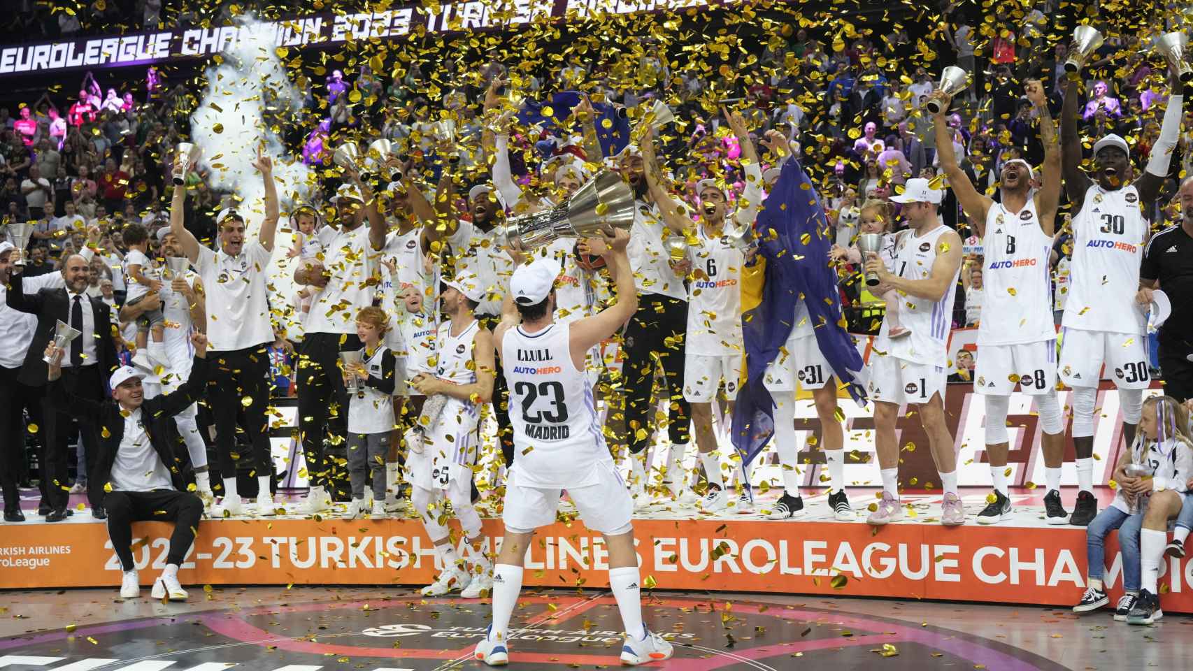 Llull levanta el título de campeón de la Euroliga.