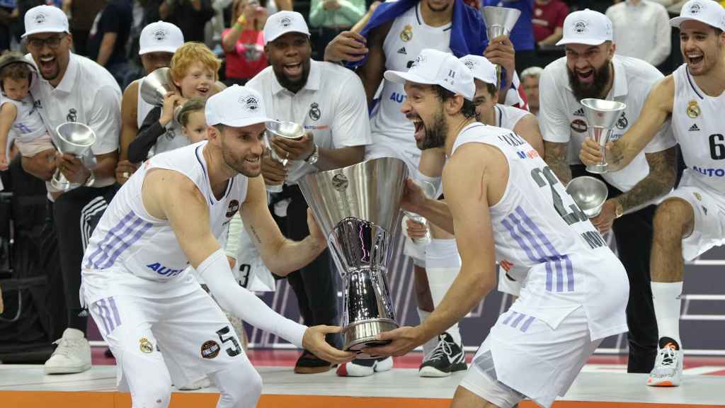 Llull, levantando el título de la Euroliga junto a Rudy Fernández.