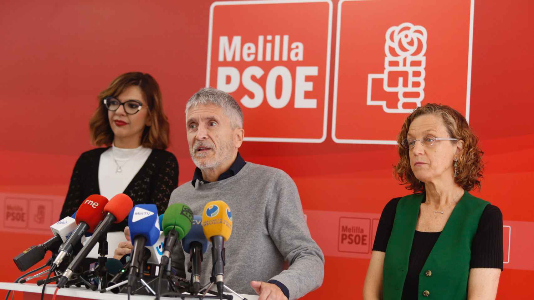 Fernando Grande-Marlaska ofrece declaraciones sobre el presunto fraude electoral en Melilla a través del voto por correo, en la sede socialista.