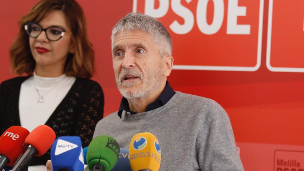 Fernando Grande-Marlaska ofrece declaraciones sobre el presunto fraude electoral en Melilla a través del voto por correo, en la sede socialista.