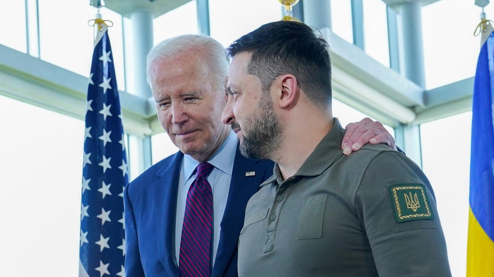 Joe Biden y Volodímir Zelenski, este domingo en Japón.