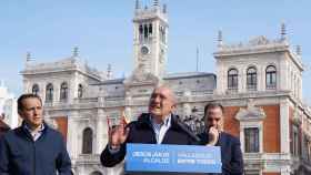 El presidente del PP del País Vasco, Carlos Iturgaiz, visita Valladolid para apoyar la candidatura del 'popular' Jesús Julio Carnero a la Alcaldía de la ciudad.