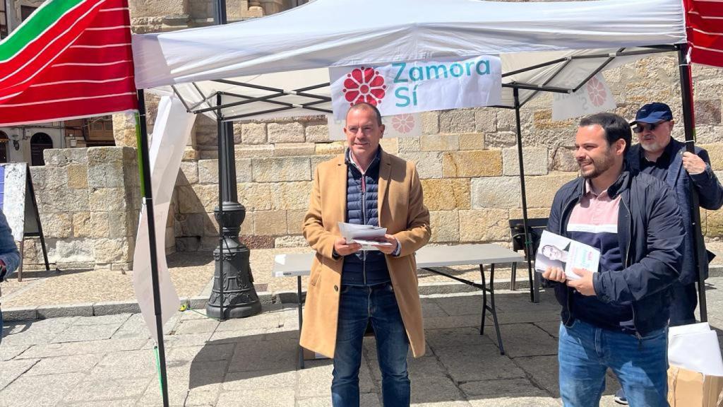 Francisco Requejo, candidato de Zamora Sí, en una carpa informativa en la Plaza Mayor