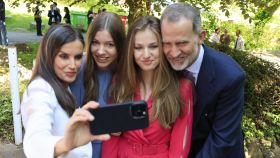 Los reyes de España, Felipe VI y Letizia, junto a sus hijas, Leonor y Sofía, tomándose un 'selfie' en los jardines del colegio de Gales.