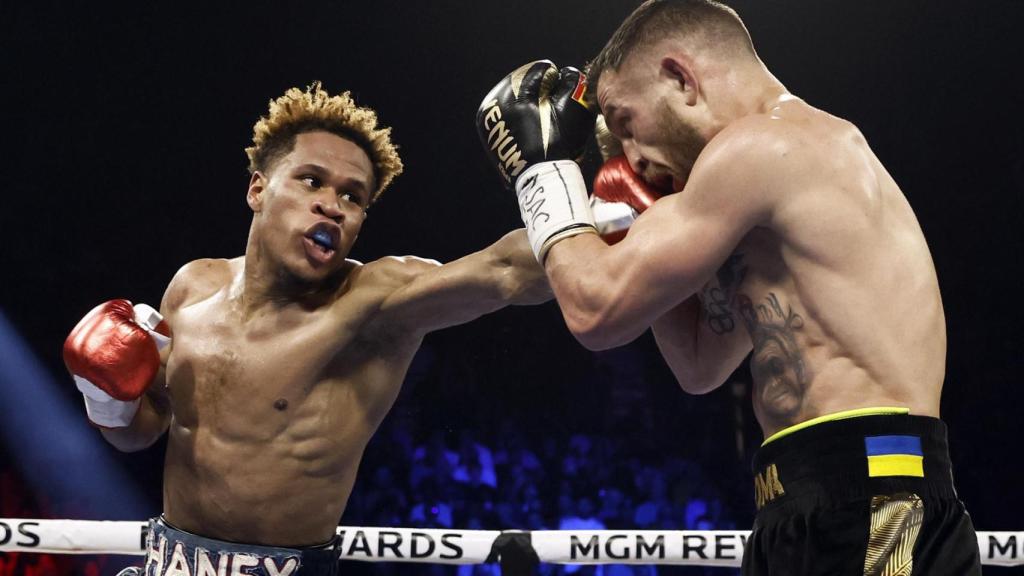 Momento del combate de boxeo entre Devin Haney y Vasily Lomachenko