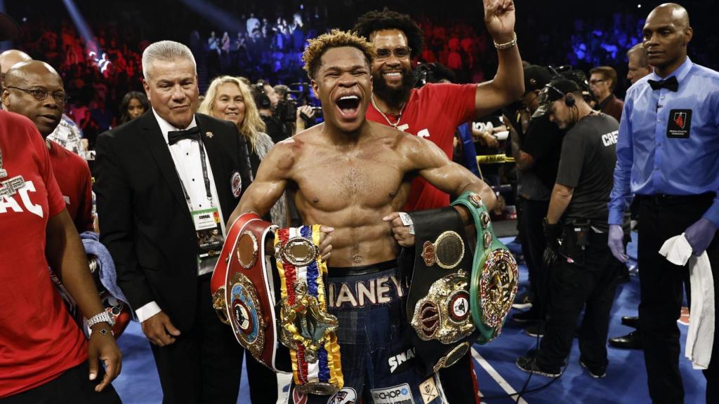 Devin Haney, celebrando su victoria ante Lomachenko con sus cinturones de campeón del mundo de boxeo