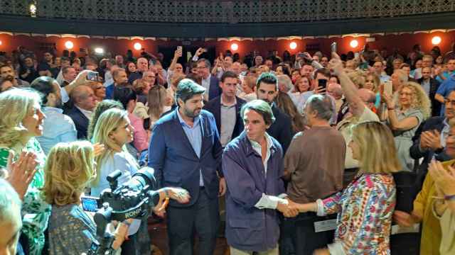 José María Aznar, este domingo, a su llegada al Teatro Circo de Murcia, junto a Fernando López Miras.