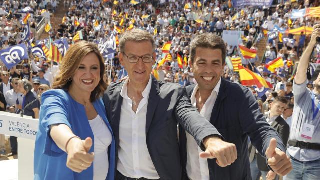 María José Catalá, Alberto Núñez Feijóo y Carlos Mazón, en el mitin de la Plaza de Toros de Valencia.