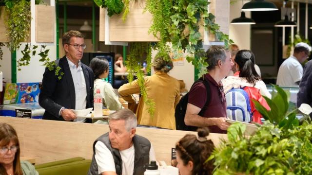 Feijóo, el pasado viernes, en una cafetería en la estación de trenes de Santa Justa, en Sevilla.