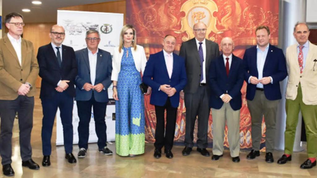 Foto cedida por el Ayuntamiento de Albacete. La directiva del congreso y autoridades posan en el inicio del 39 Congreso.