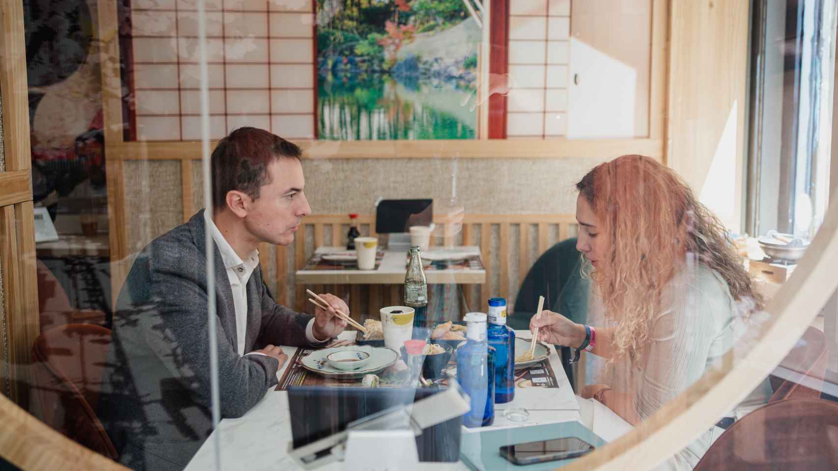 Juan Lobato e Irene P. Nova comiendo sushi.