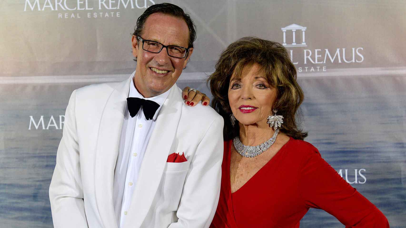 Joan Collins y su actual marido, en una imagen de 2021.