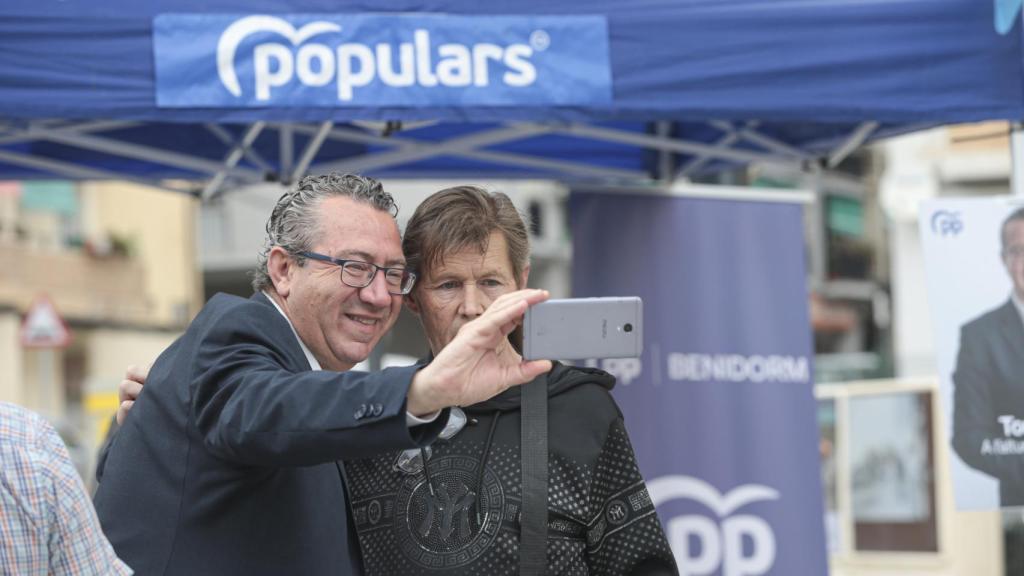 El alcalde de Benidorm en un 'selfie' con un vecino de la ciudad.