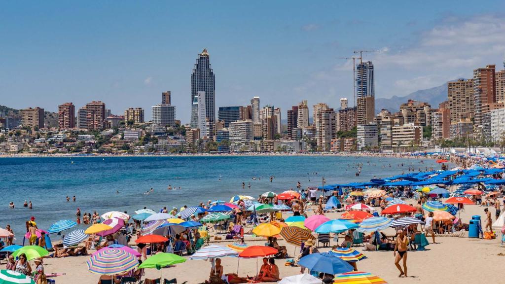 Playa de Poniente de Benidorm, llena de gente, en imagen de archivo.