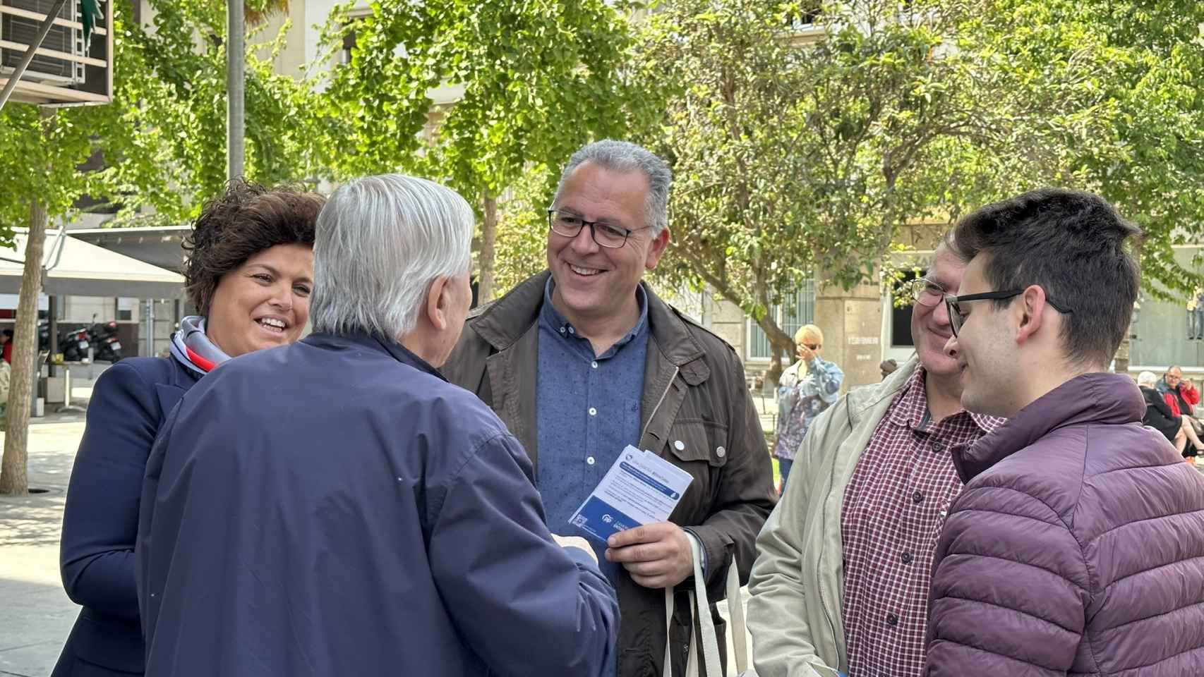 El candidato del Partido Popular a la Alcaldía de Zamora, Jesús María Prada visitando comercios de Zamora