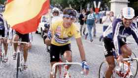 Perico Delgado celebra su victoria en el Tour del 88 en los Campos Elíseos. Foto: Pedro Delgado