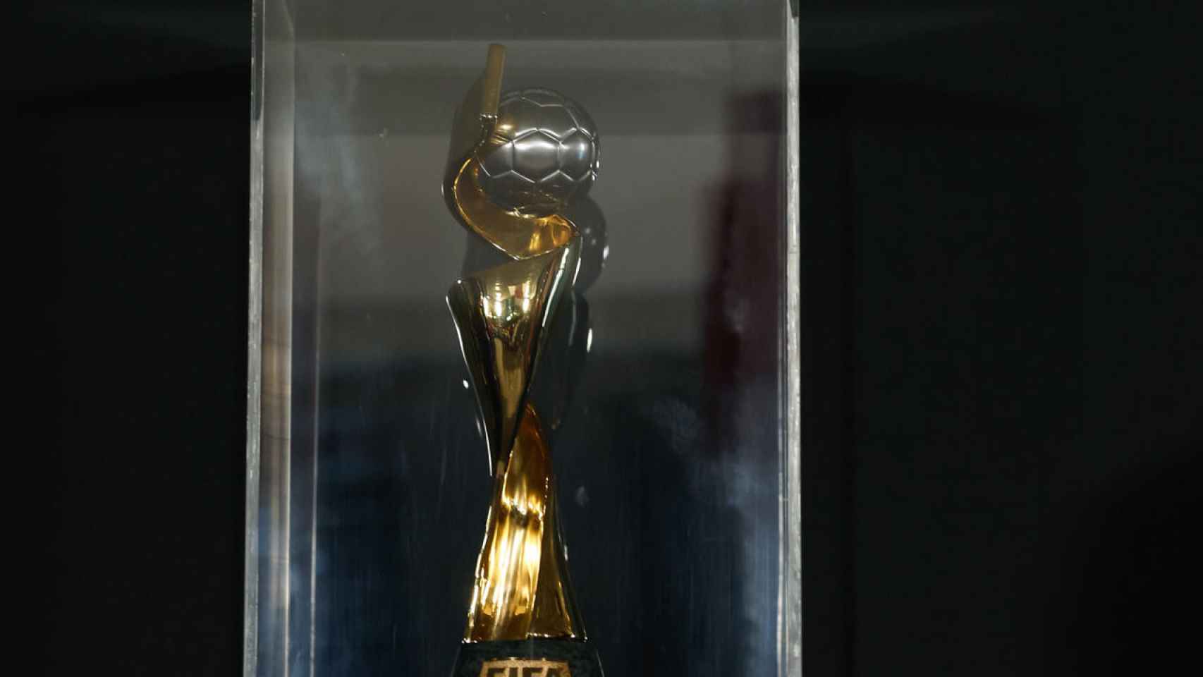 Vista del trofeo del Mundial femenino 2023, durante la recepción en la Ciudad del Fútbol de las Rozas