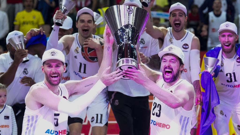 Llull y Rudy Fernández, con el título de campeón de la Euroliga.