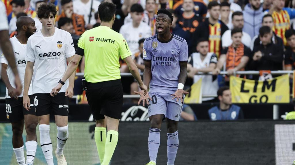 Vinicius le protesta a De Burgos Bengoetxea por los insultos racistas en Mestalla.