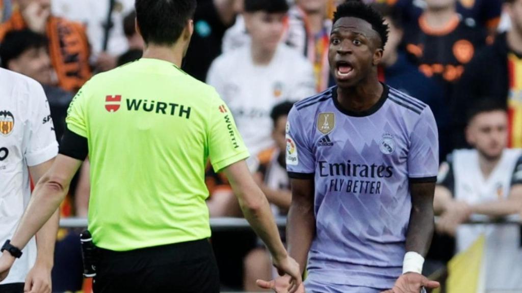 Vinicius protesta a Ricardo de Burgos Bengoetxea en el Valencia - Real Madrid disputado en Mestalla.