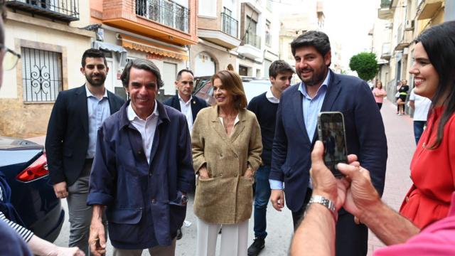 López Miras, este domingo, en la localidad de Cieza, junto al expresidente del Gobierno, José María Aznar.