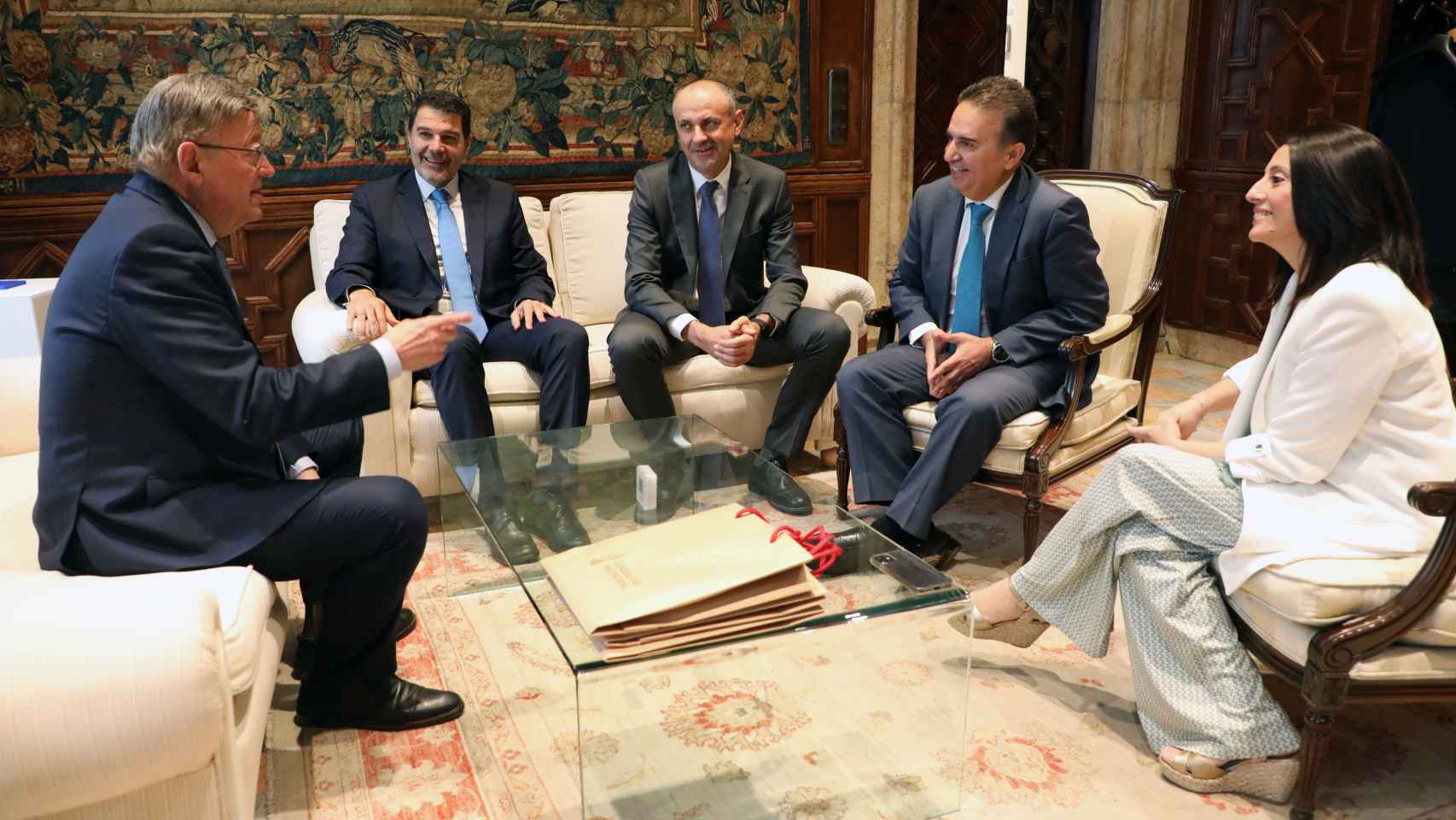 El presidente de la Generalitat, Ximo Puig, y la consellera de Política Territorial, Rebeca Torró, se reúnen con representantes de Ignis.