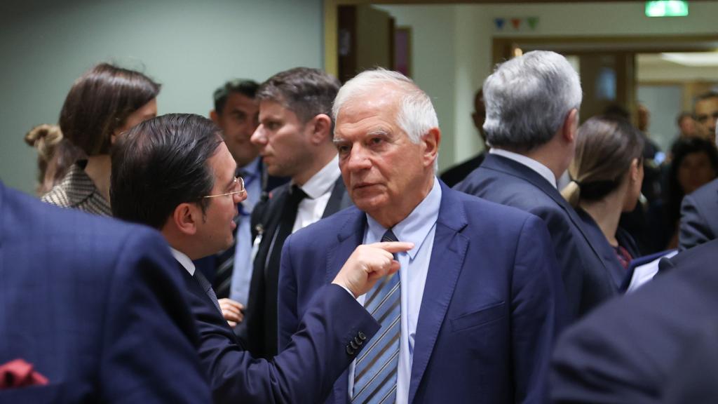 El ministro de Exteriores, José Manuel Albares, conversa con el jefe de la diplomacia europea, Josep Borrell, durante la reunión de este lunes en Bruselas