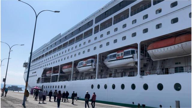 Crucero Ambition en el puerto de A Coruña este lunes