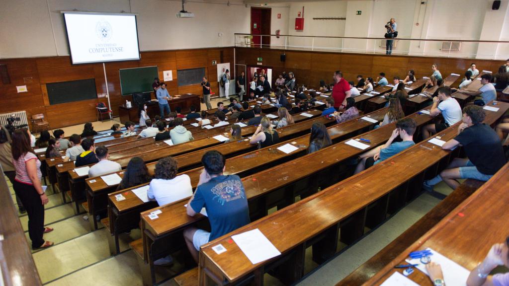 Un grupo de estudiantes realizando sus exámenes de EBAU en Madrid en 2022.