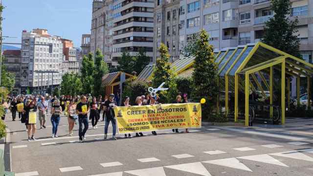 El grupo de manifestantes atraviesa Gran Vía a la altura de las rampas mecánicas.