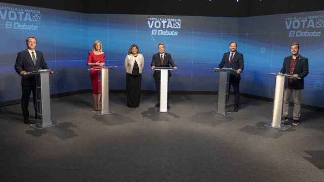 Los cinco candidatos que han participado en el debate junto a los moderadores.. Foto: EP