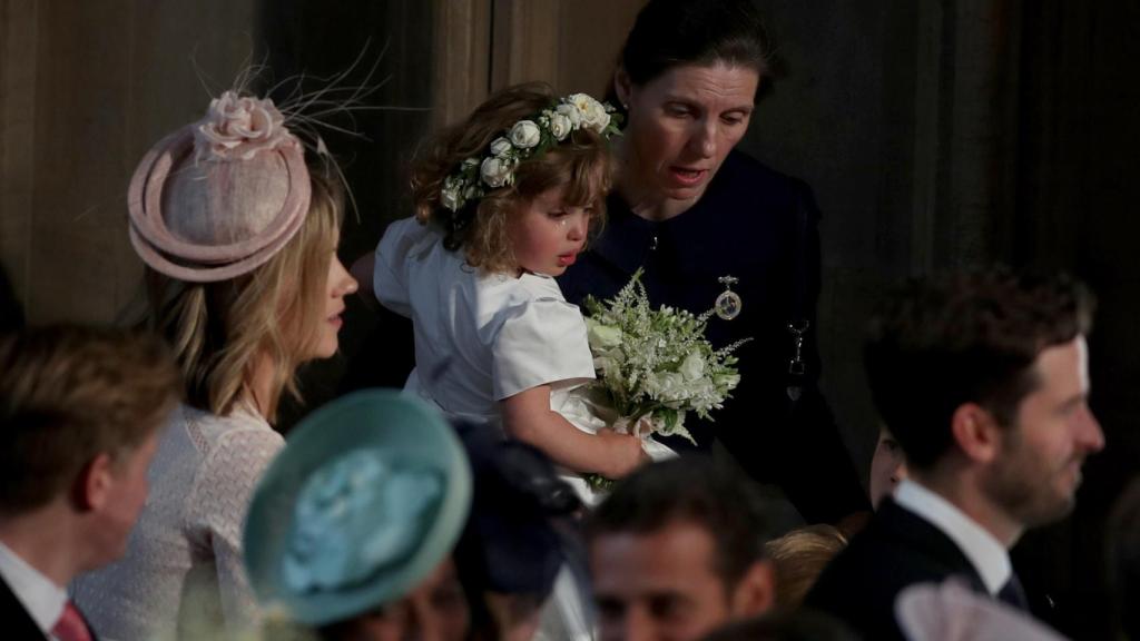 María Turrión Boallo, con una pequeña invitada en brazos en la boda de Meghan y Harry.