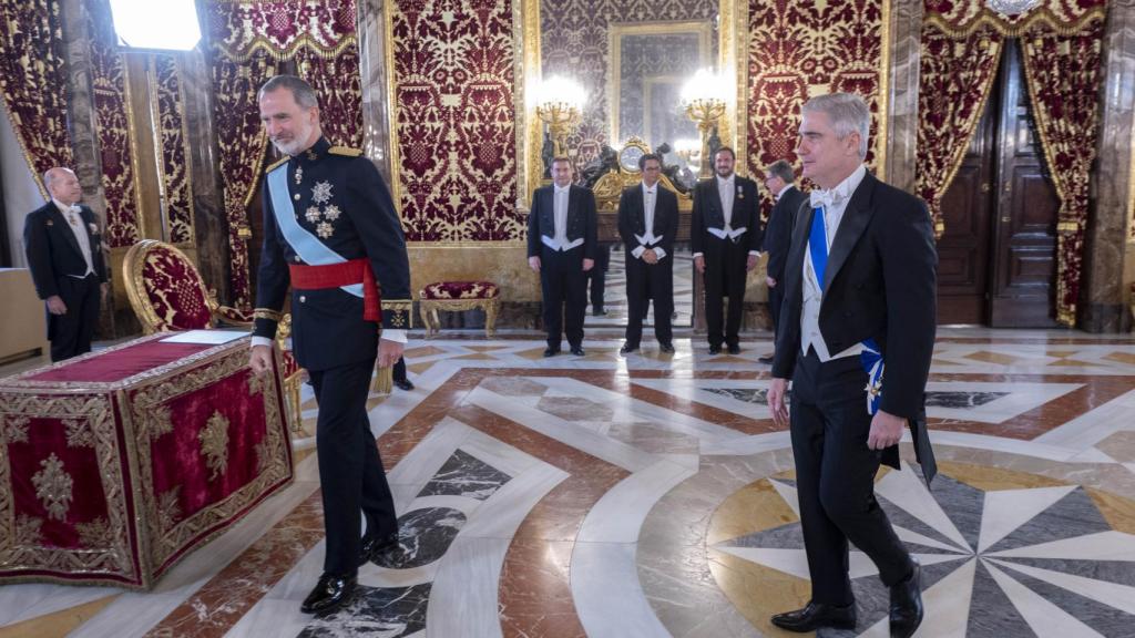 El embajador de la República Federativa de Brasil, Orlando Leite Ribeiro, junto al Rey en una imagen de archivo.