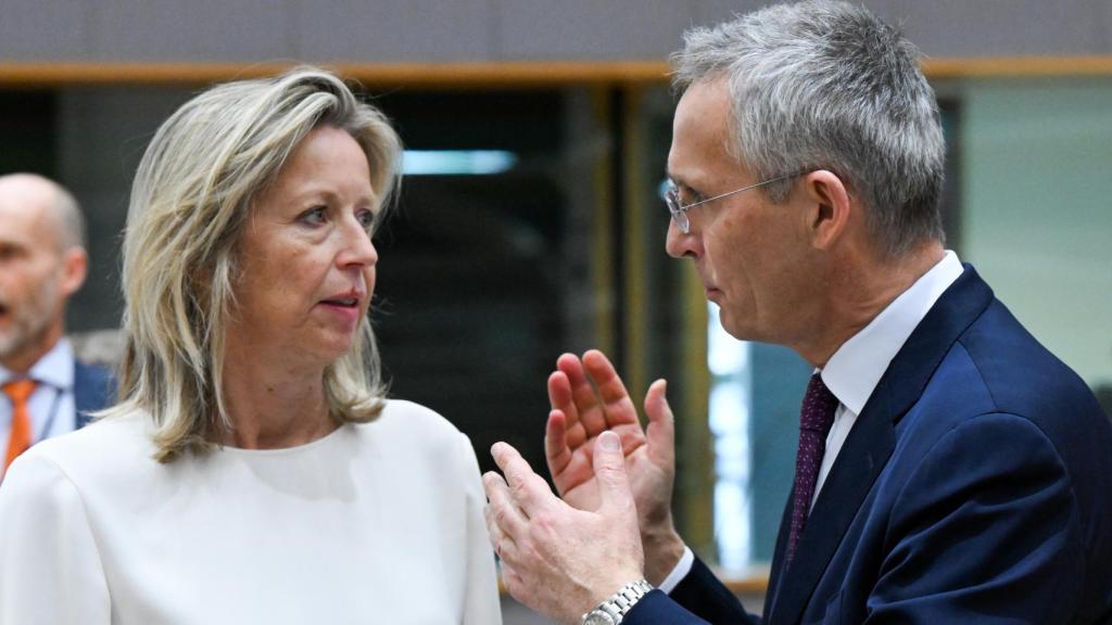 La ministra de Defensa holandesa, Kajsa Ollongren, conversa con el secretario general de la OTAN, Jens Stoltenberg, durante la reunión de este martes en Bruselas