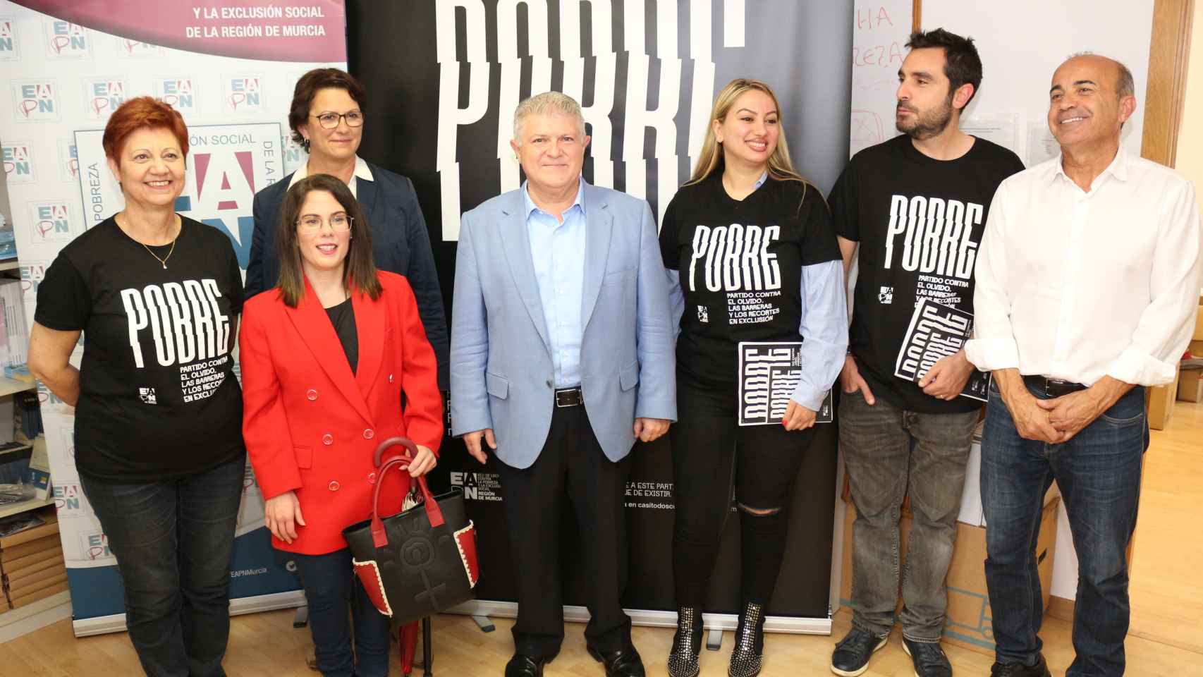 Vélez (c), junto a otros dirigentes del PSOE y miembros de la red EAPN.