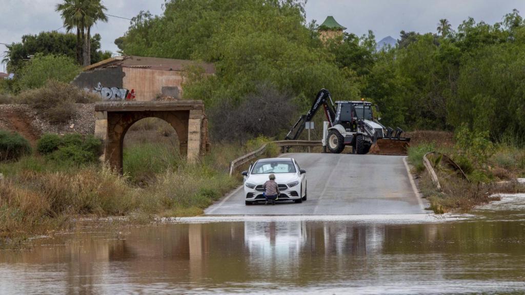 Un vehículo queda atrapado en el camino del sifón en el término municipal de Cartagena.