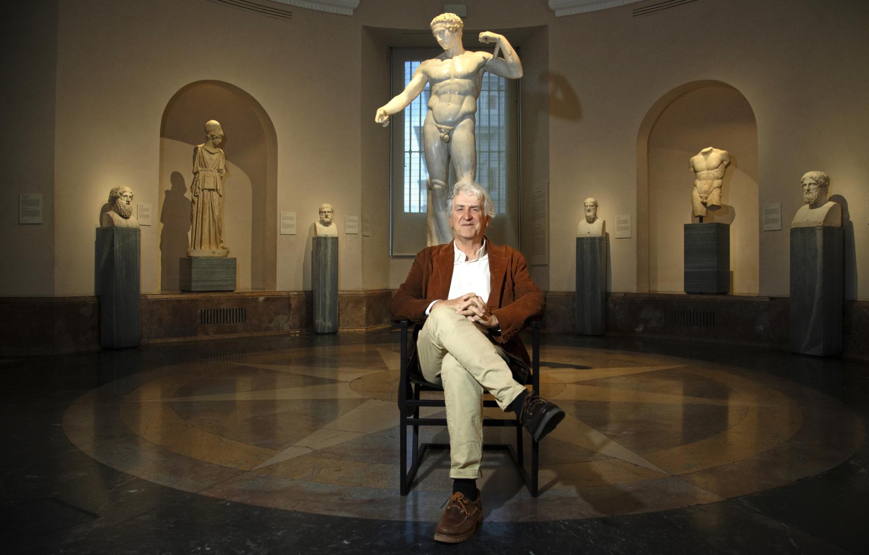 Juan Luis Arsuaga en el Museo del Prado. Foto: Carlos Ruiz