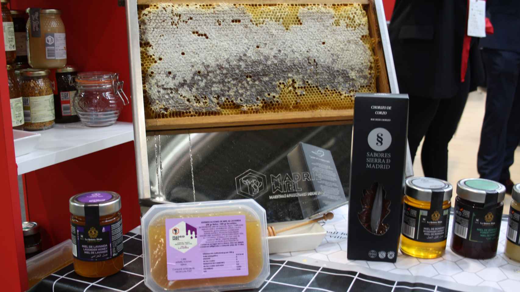 En la parte de abajo, su nuevo producto envasado, las perlas de miel, en el stand de exposición del Salón Gourmet 2023.