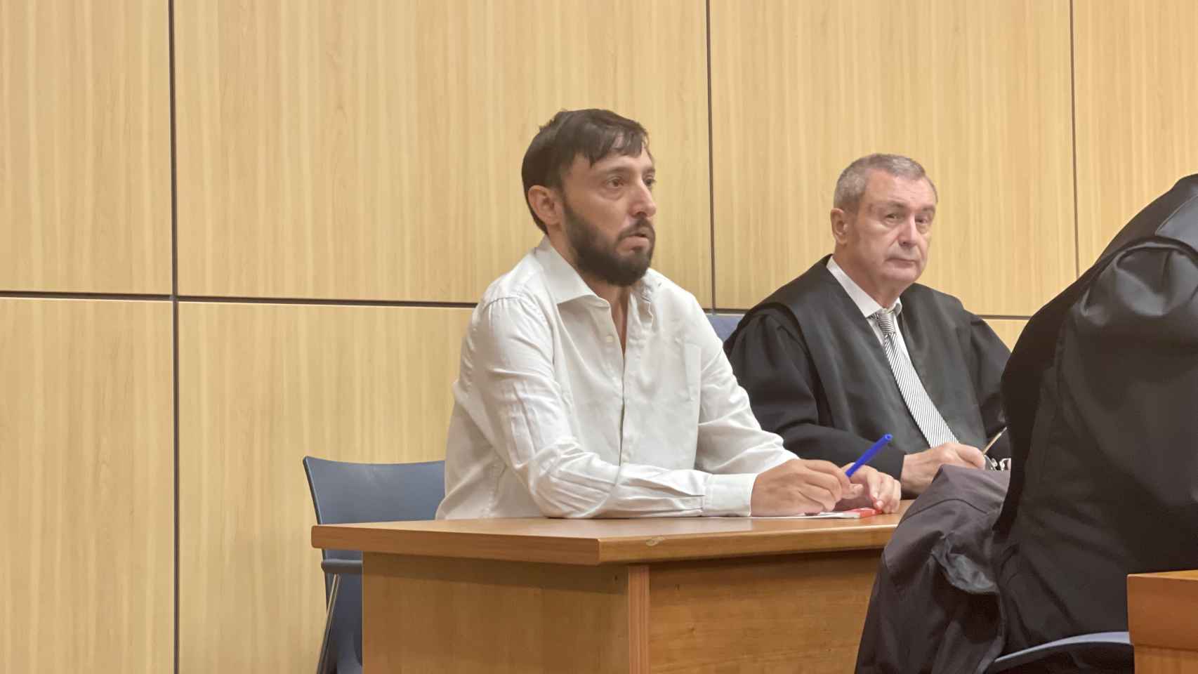 Alberto Luján en el juicio sentado junto a su abogado.