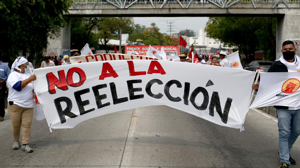 Una pancarta en una manifestación contra Bukele reza: No a la reelección