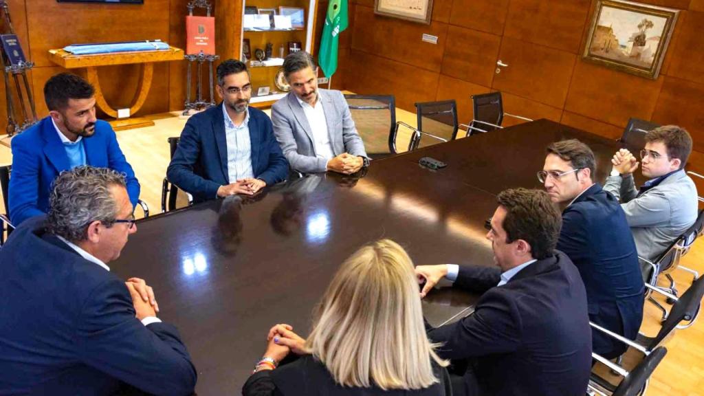 David Villa y Toni Perez, izquierda, en la reunión de este martes en Benidorm.