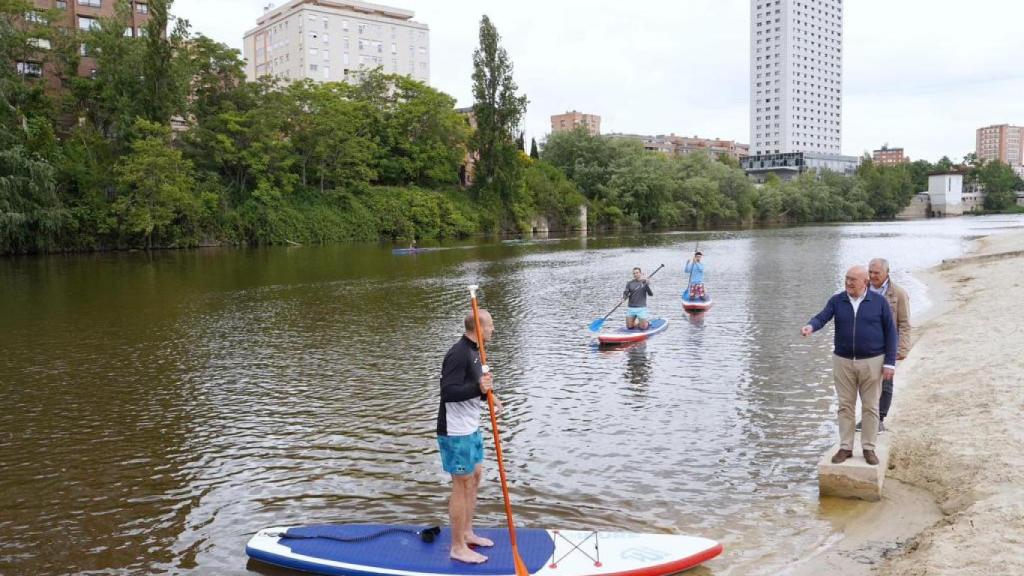 Jesús Julio Carnero y Narciso Suárez a orillas del río Pisuerga