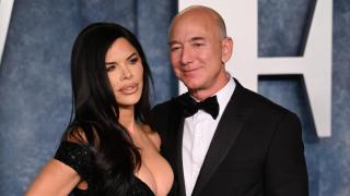 Jeff Bezos and Lauren Sánchez at the Oscar Party Organized Pro 'Vanity Fair'.