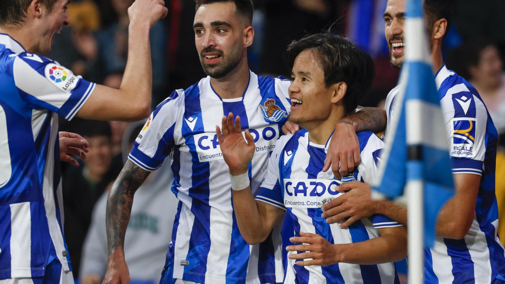 Los jugadores de la Real Sociedad, felicitando a Take Kubo por su gol