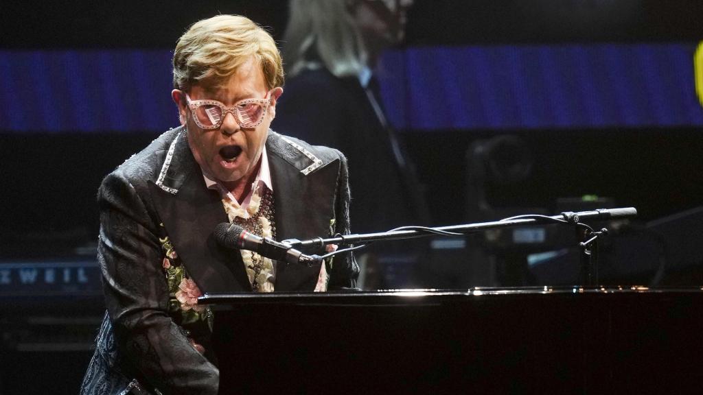 Elton John durante su concierto de este lunes en el Palau Sant Jordi de Barcelona. Foto: EFE/ Enric Fontcuberta