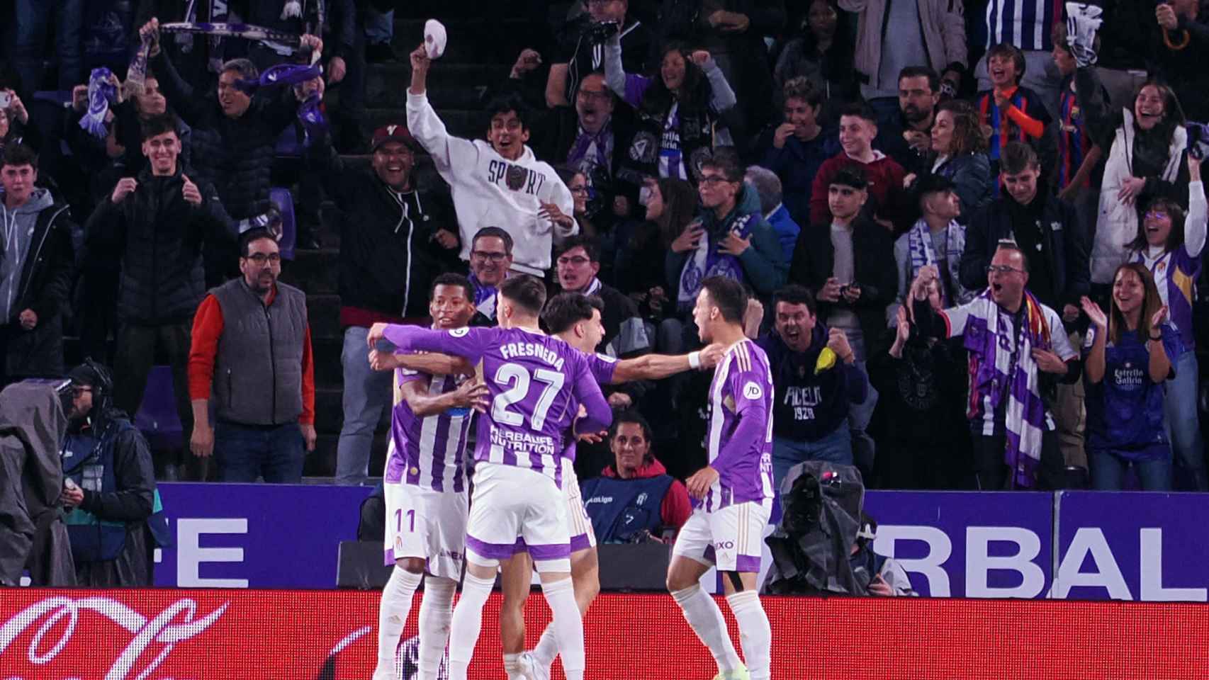 Piña de los jugadores del Valladolid para celebrar el primer gol ante el Barça