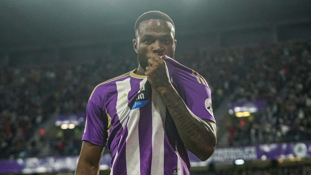 Cyle Larin, besándose el escudo del Valladolid para celebrar su gol al Barça